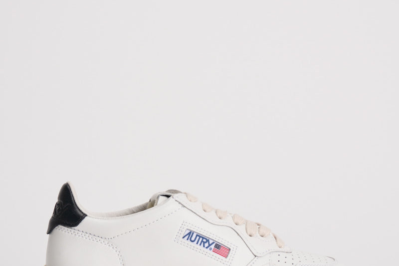 Sneakers donna Medalist bianca e nera AULW LL22 AUTRY 