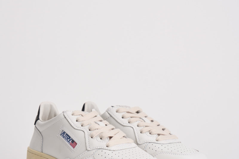 Sneakers donna Medalist bianca e nera AULW LL22 AUTRY 