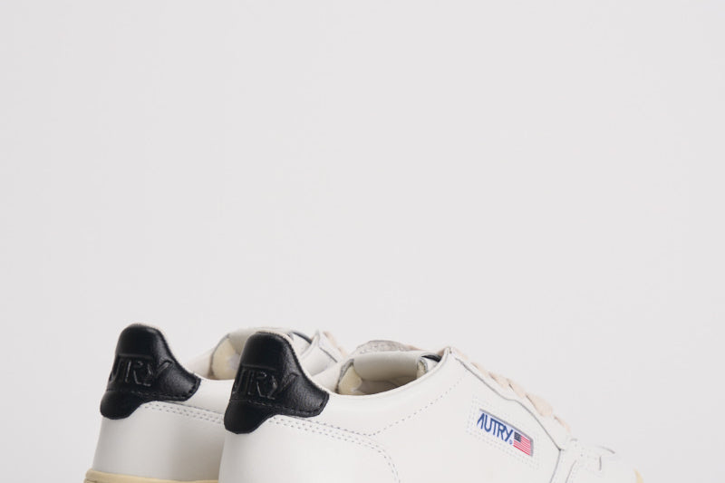 Sneakers donna Medalist bianca e nera AULW LL22 AUTRY 
