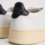 Sneakers donna Medalist bianca e nera AULW LL22 AUTRY 