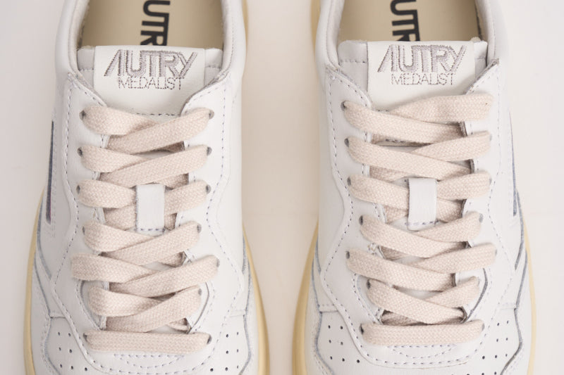Sneakers donna Medalist bianca e nera AULW LL22 AUTRY 