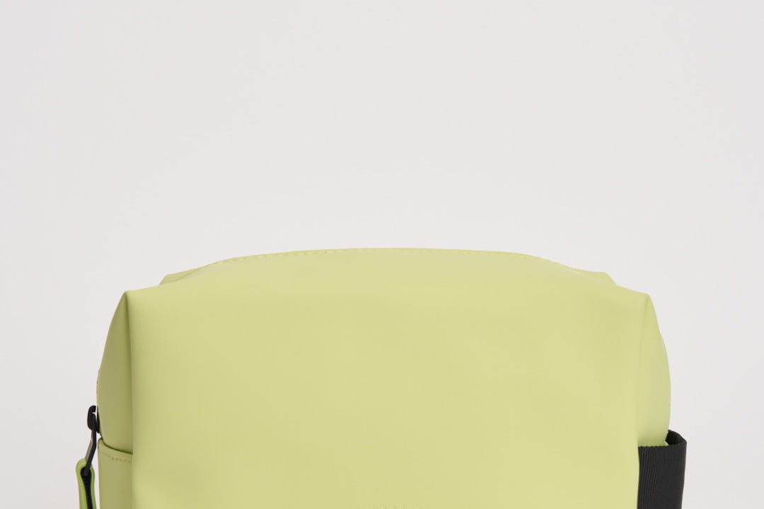 Borsa da toilette Wash Bag Small impermeabile gialla 15580 W3 RAINS 