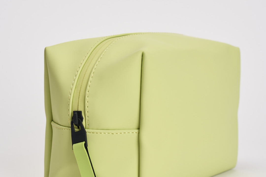 Borsa da toilette Wash Bag Small impermeabile gialla 15580 W3 RAINS 
