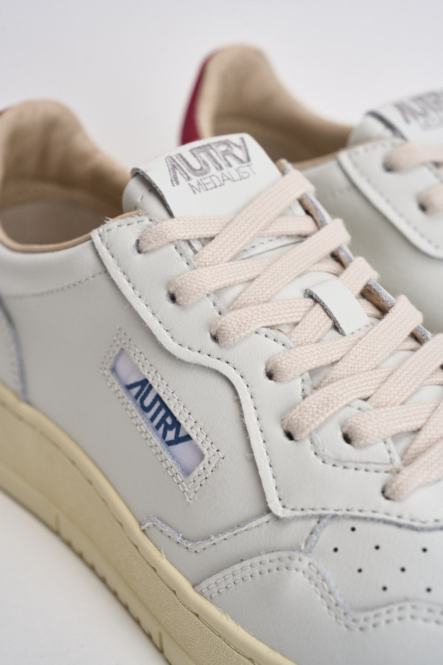 Sneakers uomo Medalist Low bianca e rossa AULM BJ01 AUTRY 
