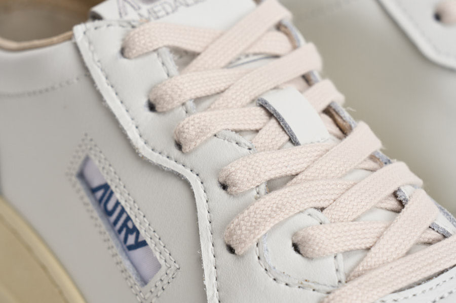 Sneakers uomo Medalist Low bianca e verde AULM BJ02 AUTRY 