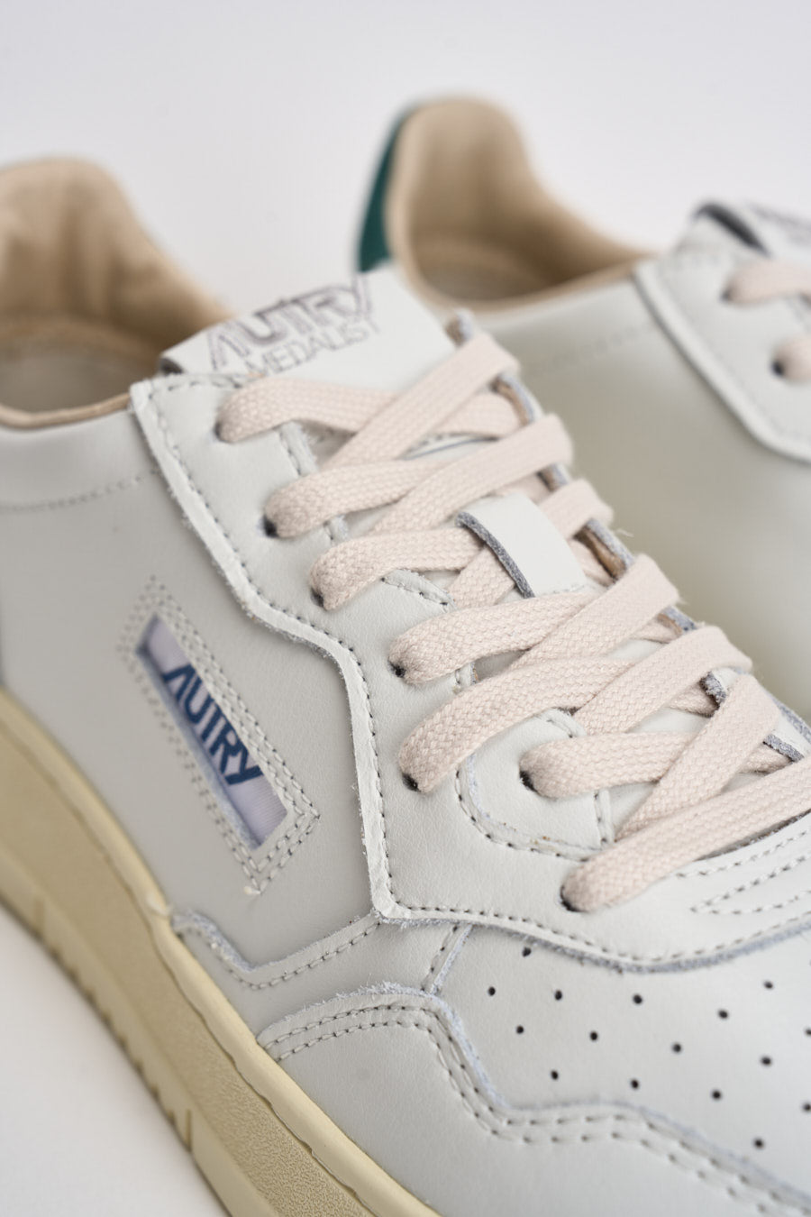 Sneakers uomo Medalist Low bianca e verde AULM BJ02 AUTRY 
