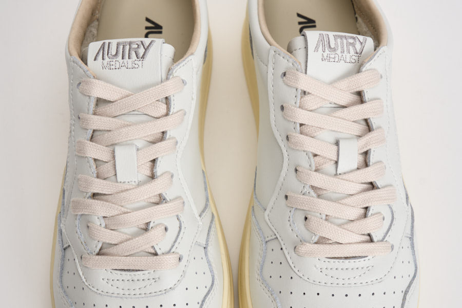 Sneakers uomo Medalist Low bianca e verde AULM BJ02 AUTRY 