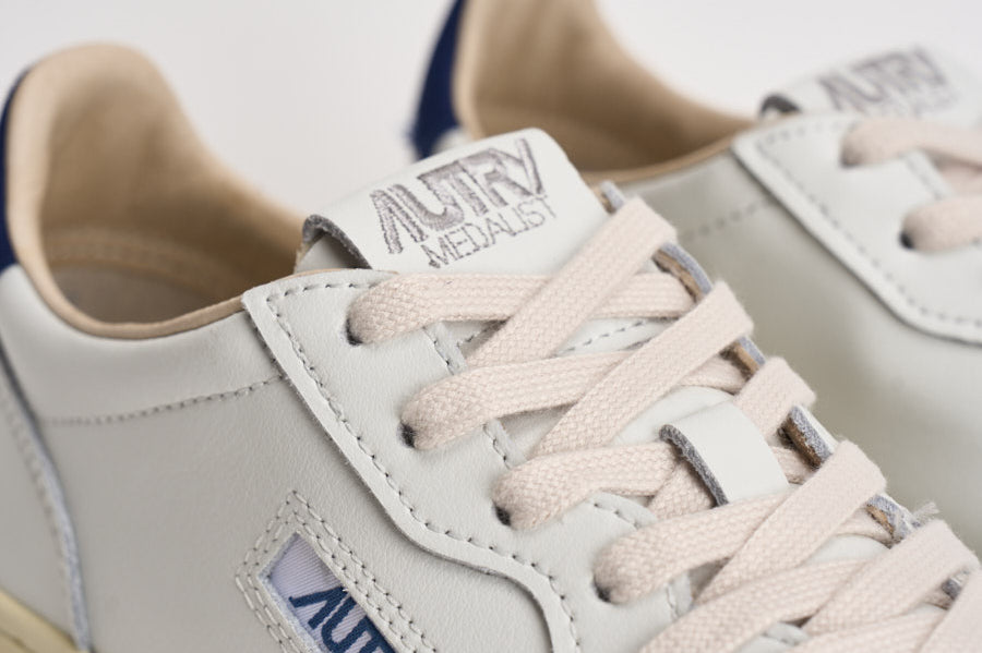 Sneakers uomo Medalist Low bianca e blu AULM BJ03 AUTRY 