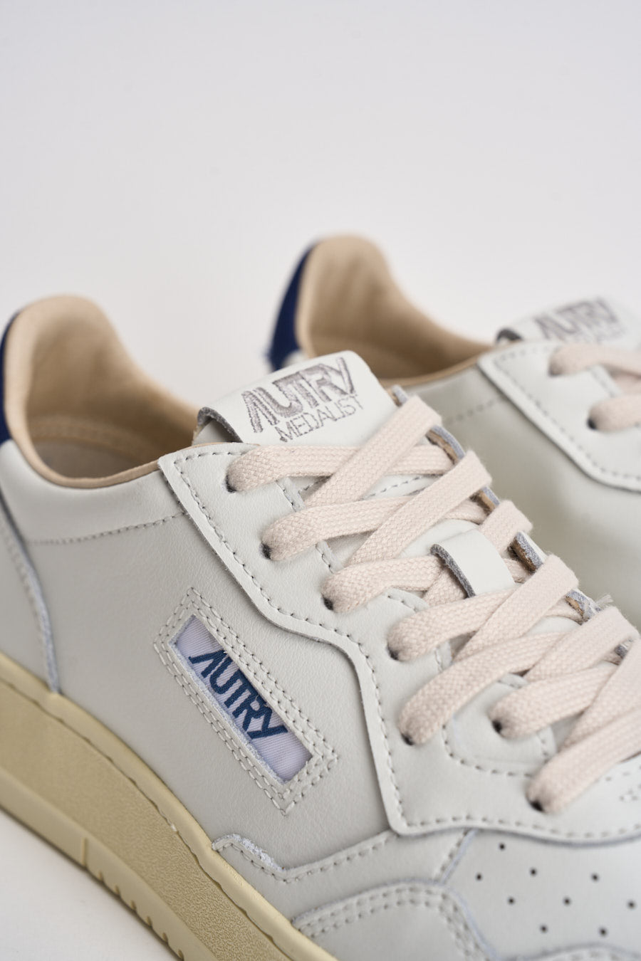 Sneakers uomo Medalist Low bianca e blu AULM BJ03 AUTRY 