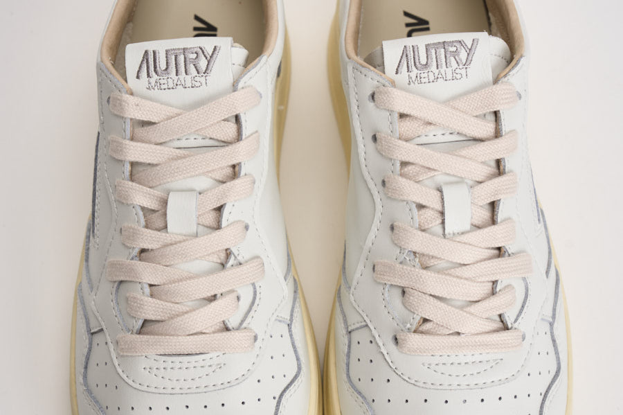 Sneakers uomo Medalist Low bianca e blu AULM BJ03 AUTRY 
