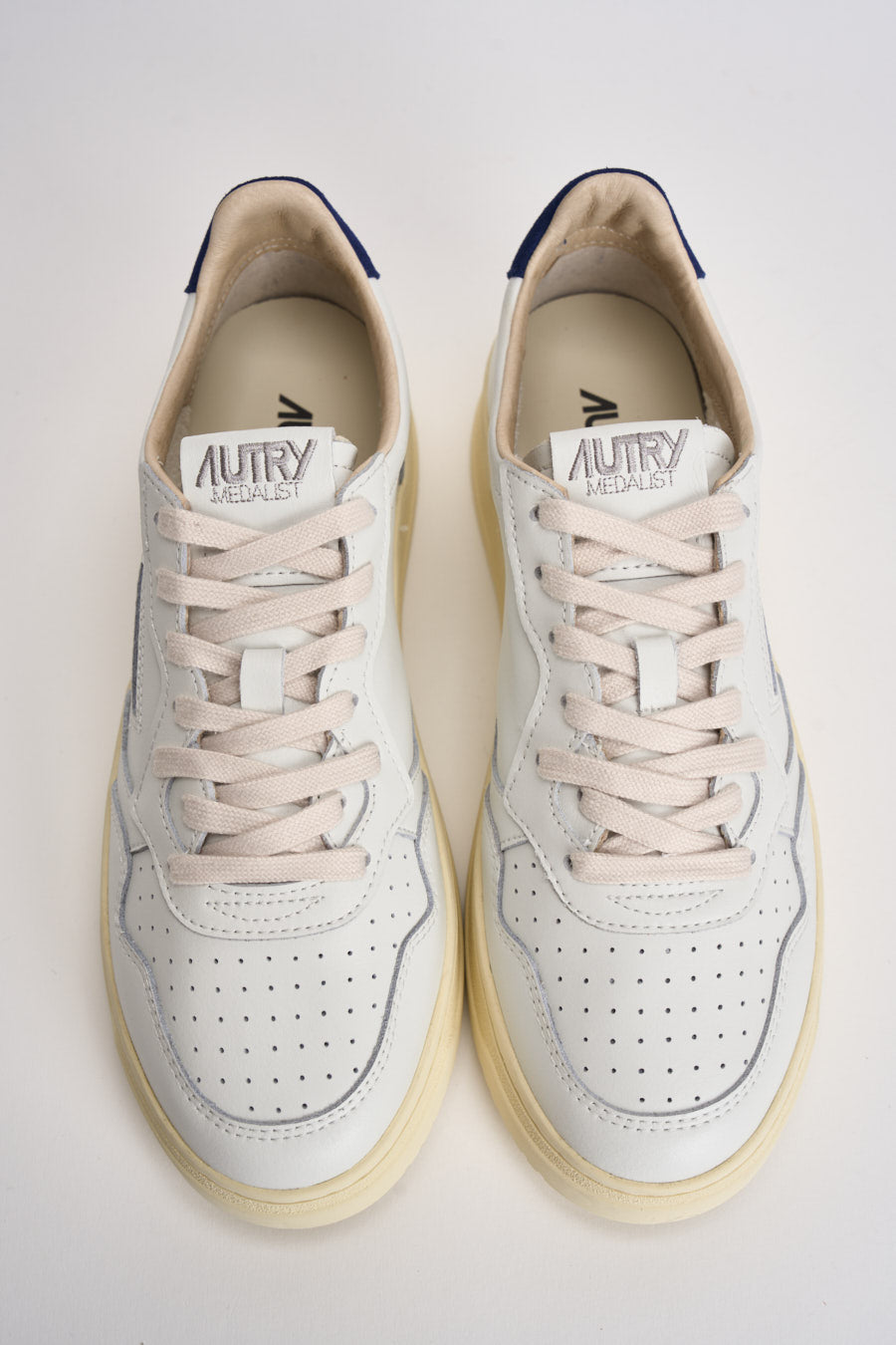 Sneakers uomo Medalist Low bianca e blu AULM BJ03 AUTRY 