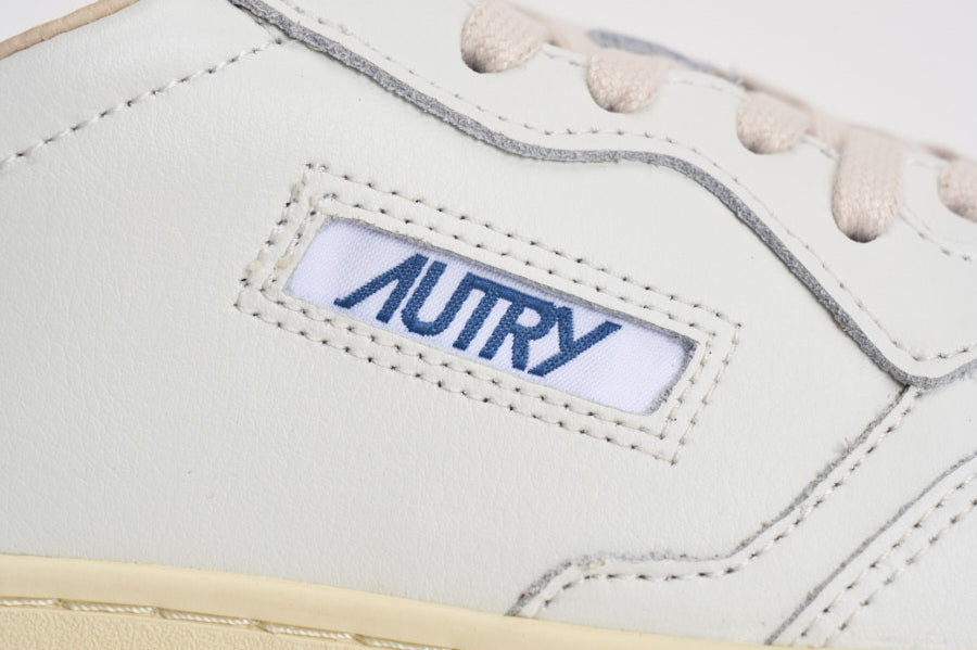 Sneakers uomo Medalist Low bianca e beige AULM BJ04 AUTRY 