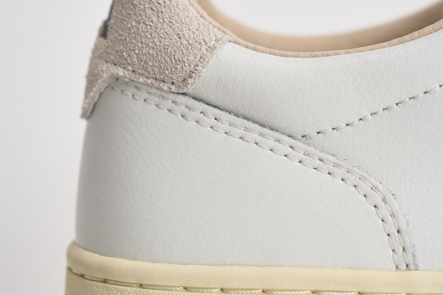 Sneakers uomo Medalist Low bianca e beige AULM BJ04 AUTRY 
