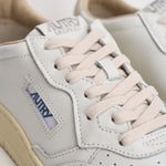 Sneakers uomo Medalist Low bianca e beige AULM BJ04 AUTRY 