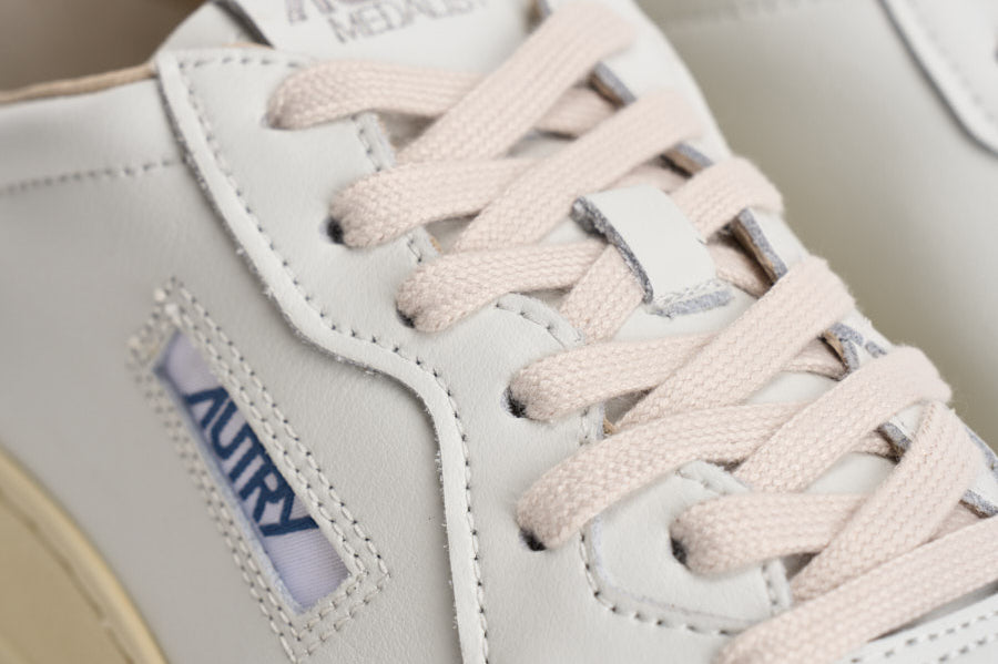 Sneakers uomo Medalist Low bianca e beige AULM BJ04 AUTRY 