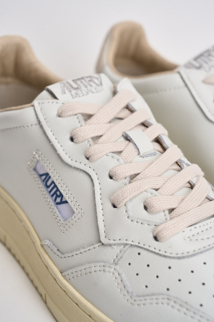Sneakers uomo Medalist Low bianca e beige AULM BJ04 AUTRY 