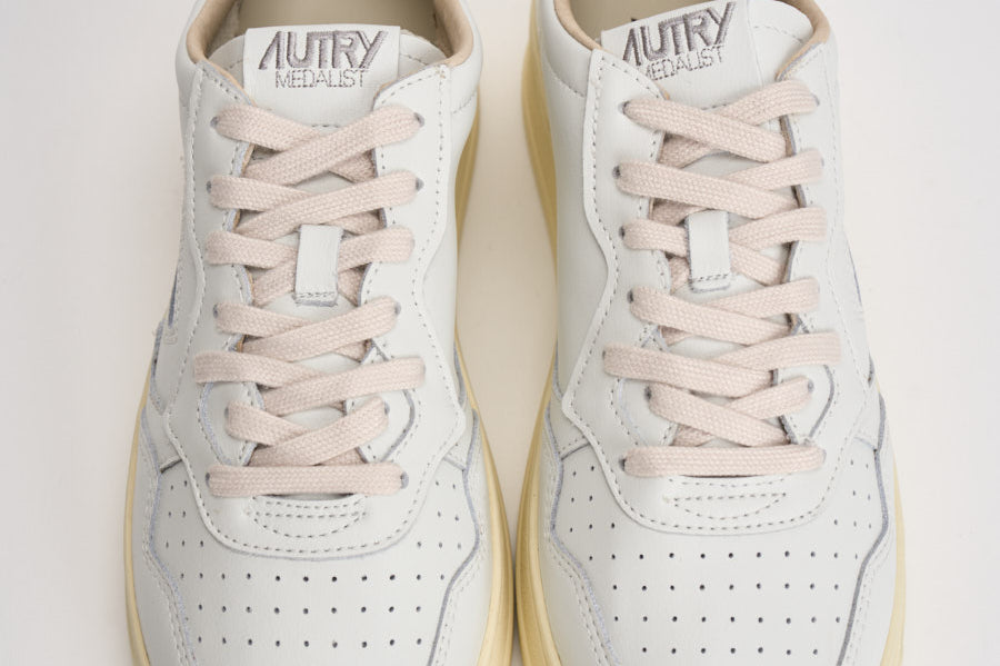 Sneakers uomo Medalist Low bianca e beige AULM BJ04 AUTRY 