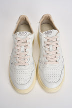 Sneakers uomo Medalist Low bianca e beige AULM BJ04 AUTRY 