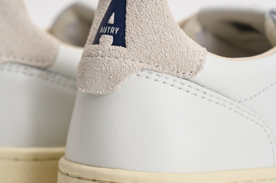 Sneakers uomo Medalist Low bianca e beige AULM BJ04 AUTRY 