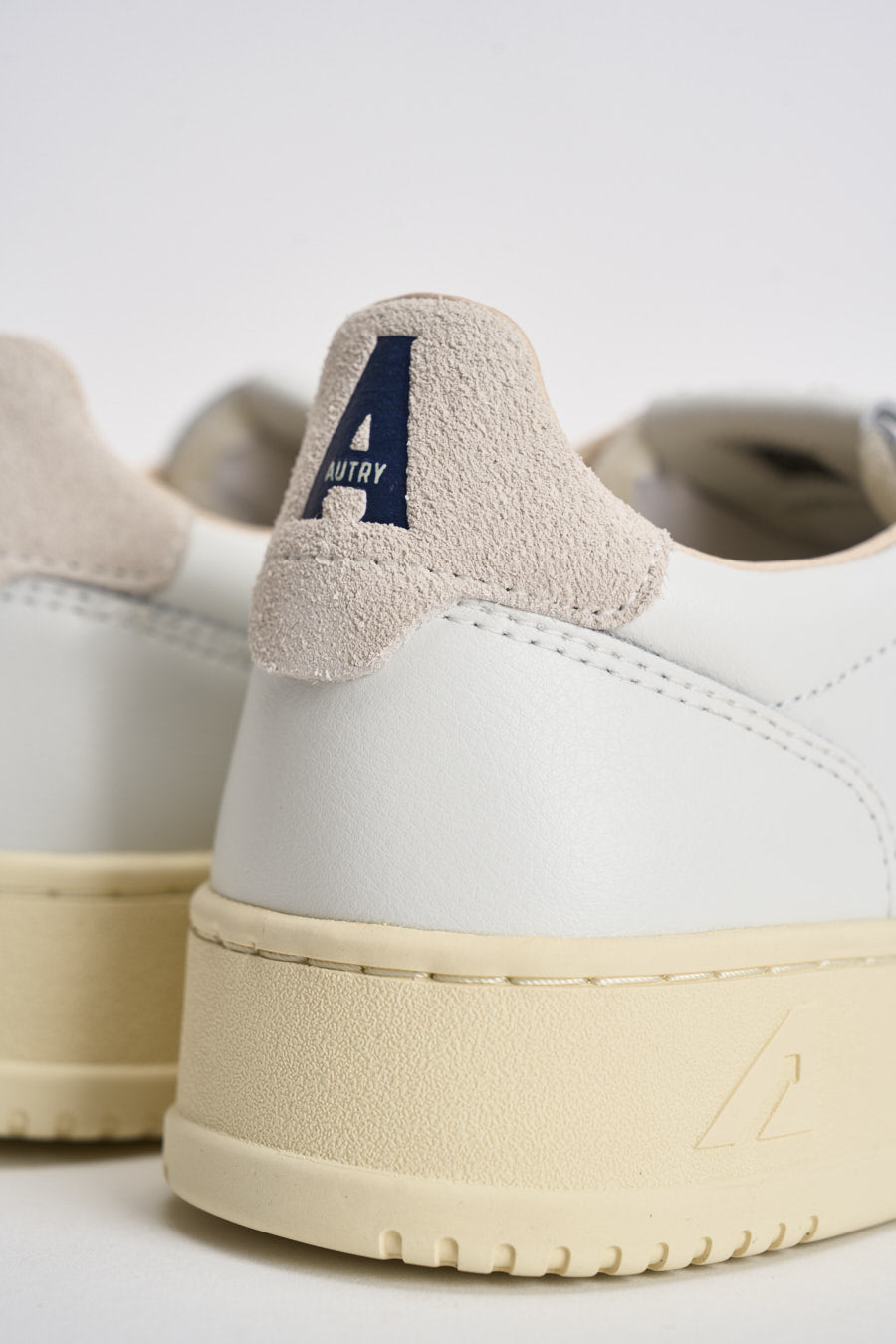 Sneakers uomo Medalist Low bianca e beige AULM BJ04 AUTRY 