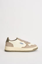 Sneakers uomo Medalist Low in suede beige e verde AULM BW07 AUTRY 
