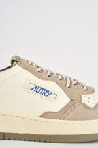 Sneakers uomo Medalist Low in suede beige e verde AULM BW07 AUTRY 