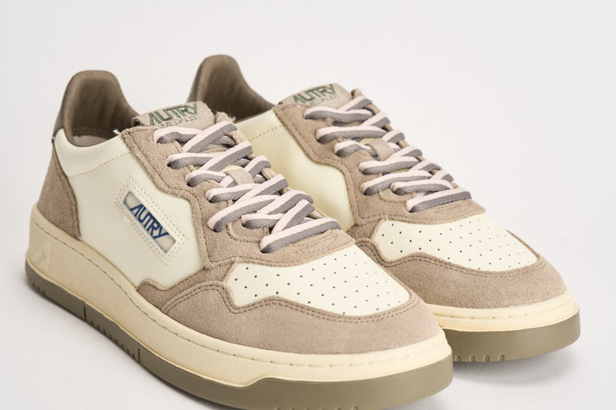 Sneakers uomo Medalist Low in suede beige e verde AULM BW07 AUTRY 