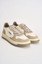 Sneakers uomo Medalist Low in suede beige e verde AULM BW07 AUTRY 