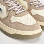 Sneakers uomo Medalist Low in suede beige e verde AULM BW07 AUTRY 