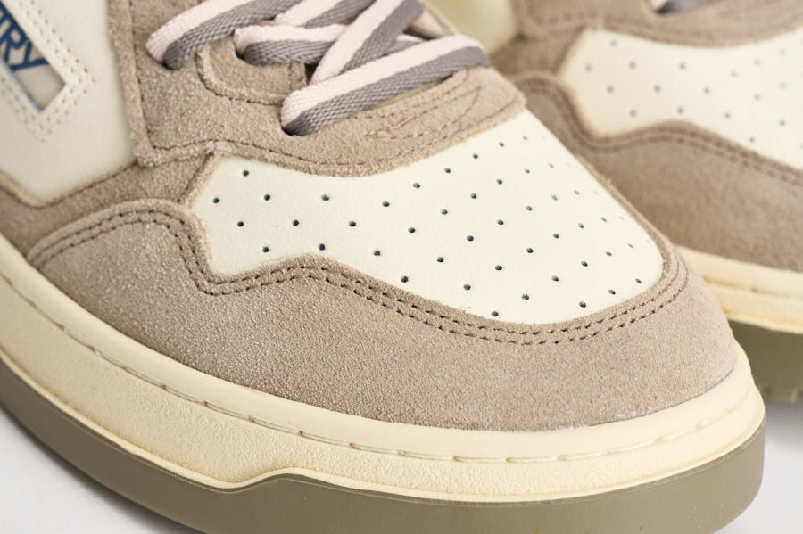 Sneakers uomo Medalist Low in suede beige e verde AULM BW07 AUTRY 