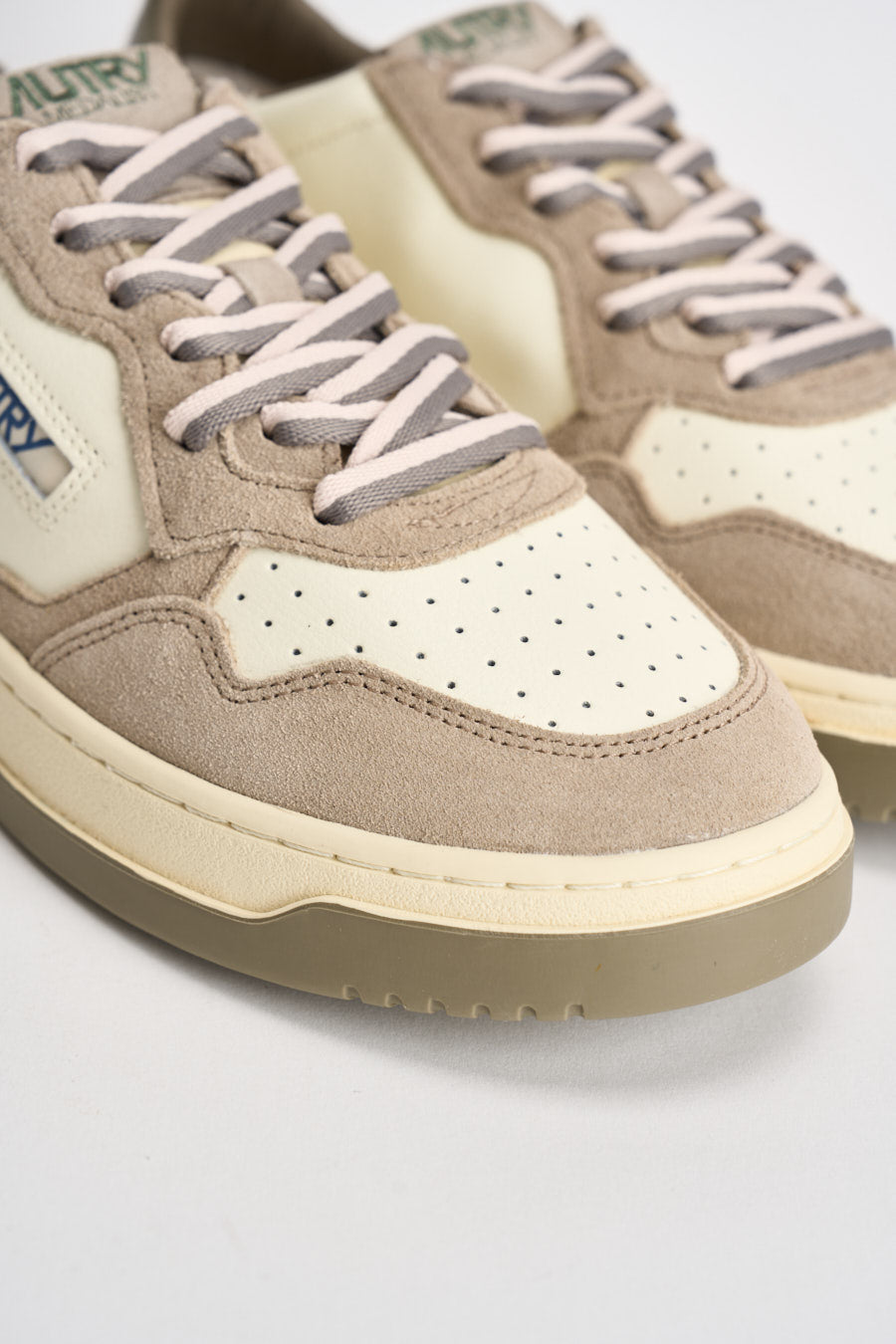 Sneakers uomo Medalist Low in suede beige e verde AULM BW07 AUTRY 