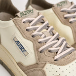 Sneakers uomo Medalist Low in suede beige e verde AULM BW07 AUTRY 