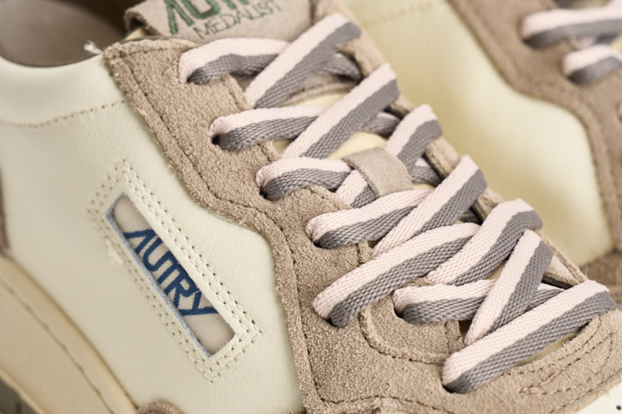 Sneakers uomo Medalist Low in suede beige e verde AULM BW07 AUTRY 