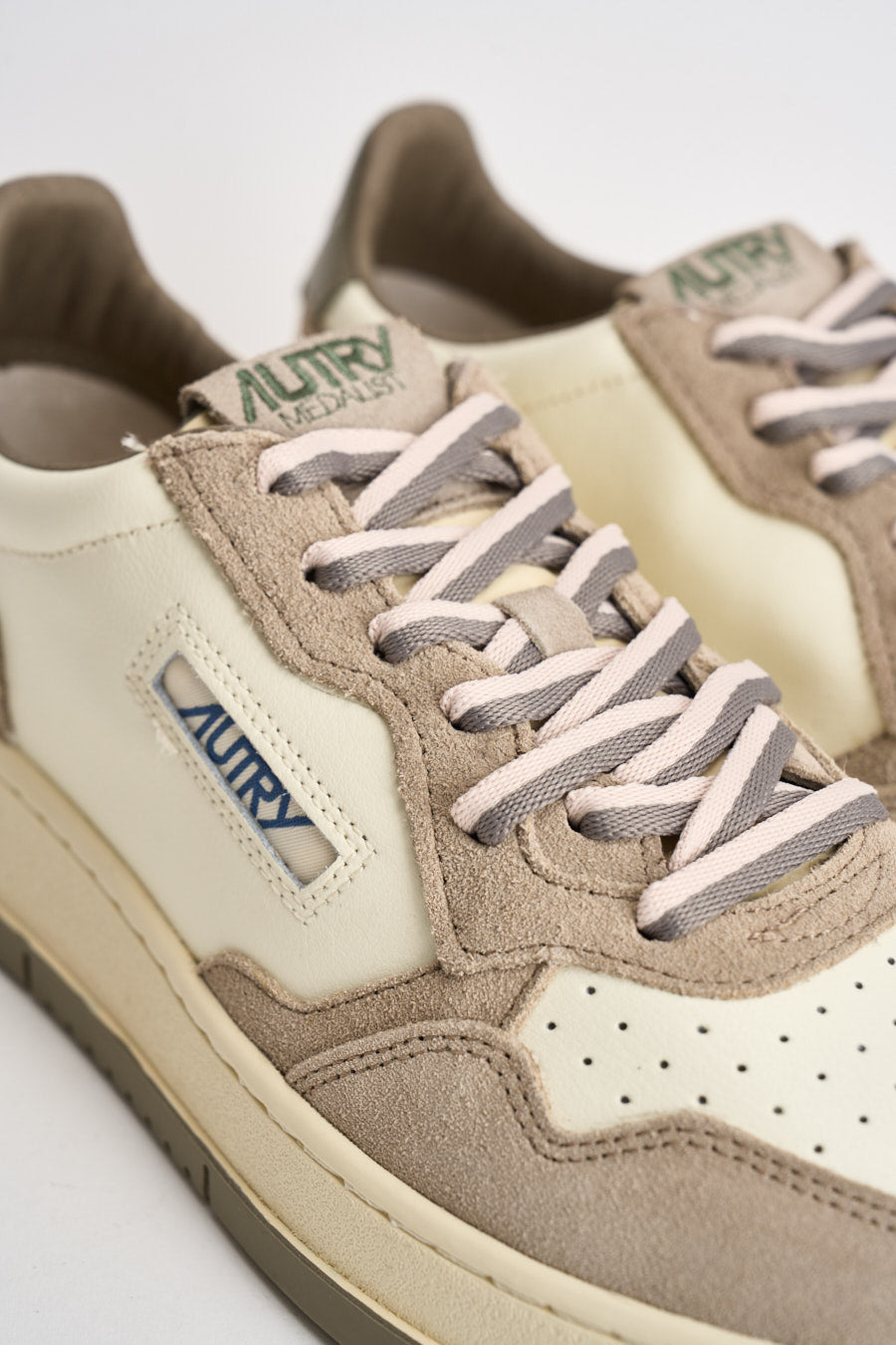 Sneakers uomo Medalist Low in suede beige e verde AULM BW07 AUTRY 