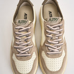 Sneakers uomo Medalist Low in suede beige e verde AULM BW07 AUTRY 