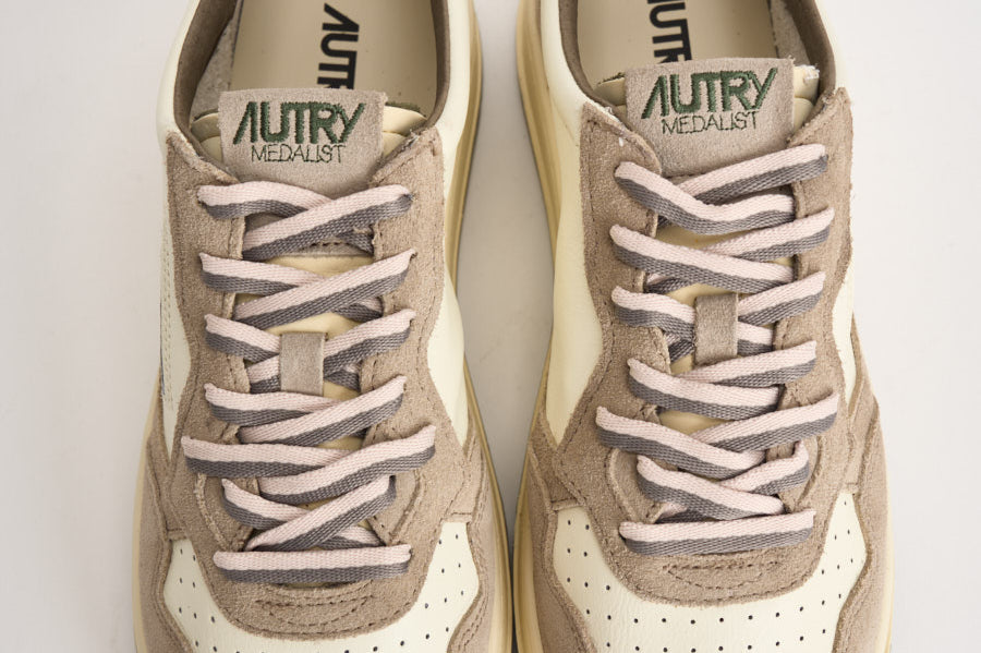 Sneakers uomo Medalist Low in suede beige e verde AULM BW07 AUTRY 