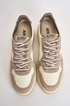 Sneakers uomo Medalist Low in suede beige e verde AULM BW07 AUTRY 