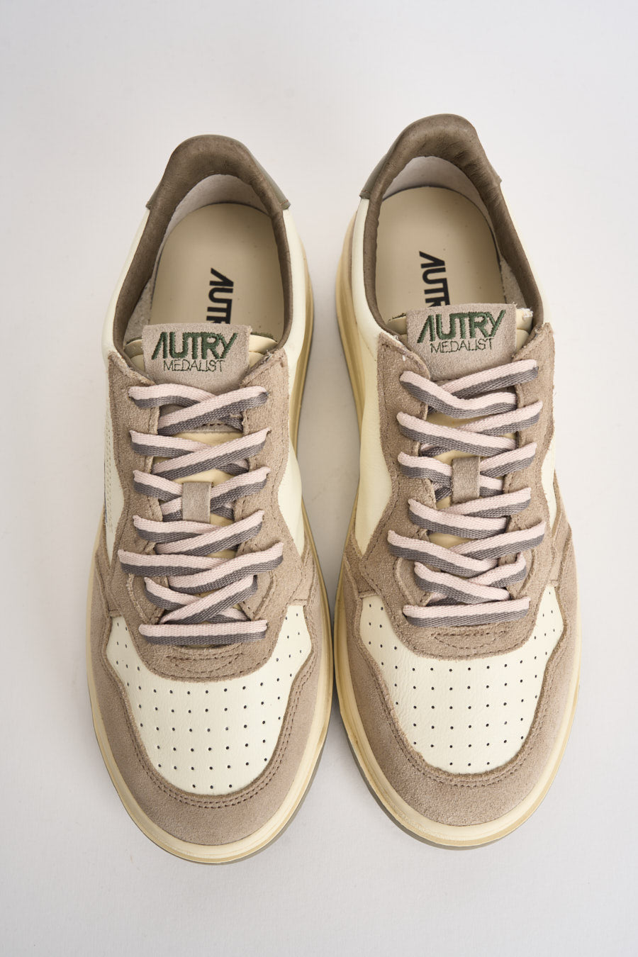Sneakers uomo Medalist Low in suede beige e verde AULM BW07 AUTRY 