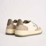 Sneakers uomo Medalist Low in suede beige e verde AULM BW07 AUTRY 