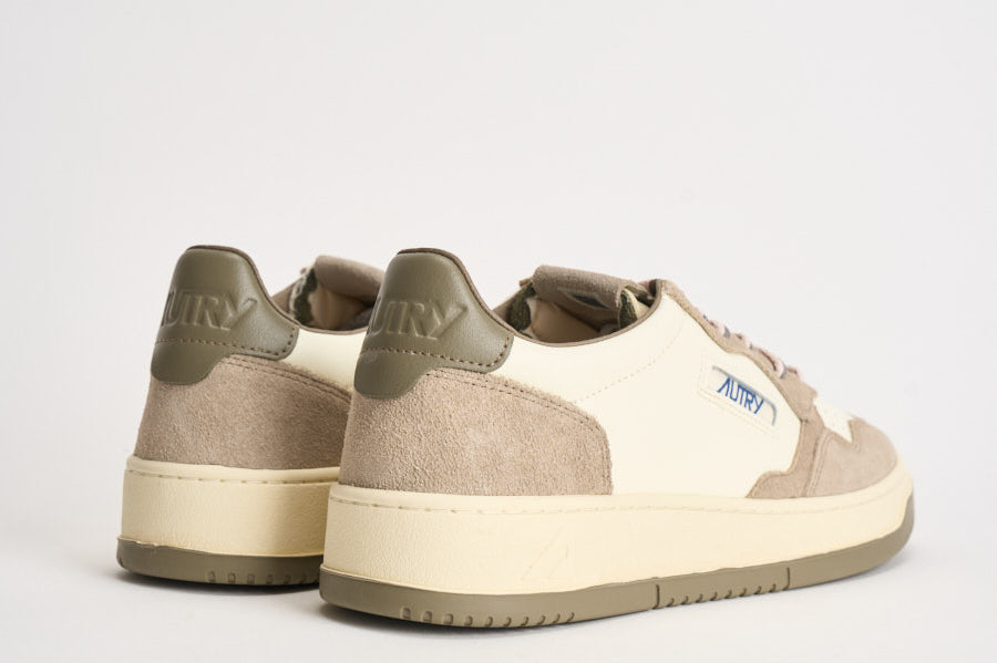 Sneakers uomo Medalist Low in suede beige e verde AULM BW07 AUTRY 