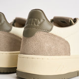 Sneakers uomo Medalist Low in suede beige e verde AULM BW07 AUTRY 
