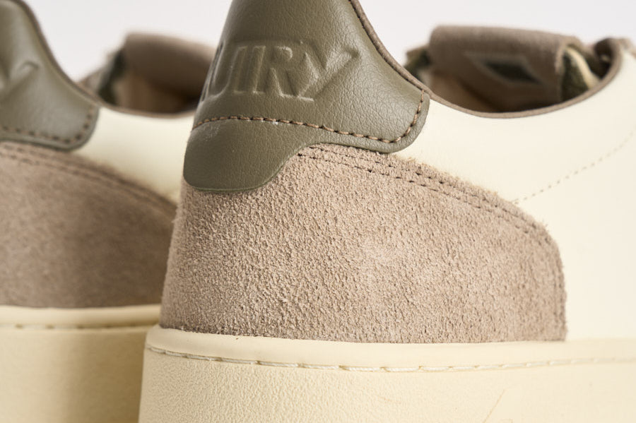 Sneakers uomo Medalist Low in suede beige e verde AULM BW07 AUTRY 