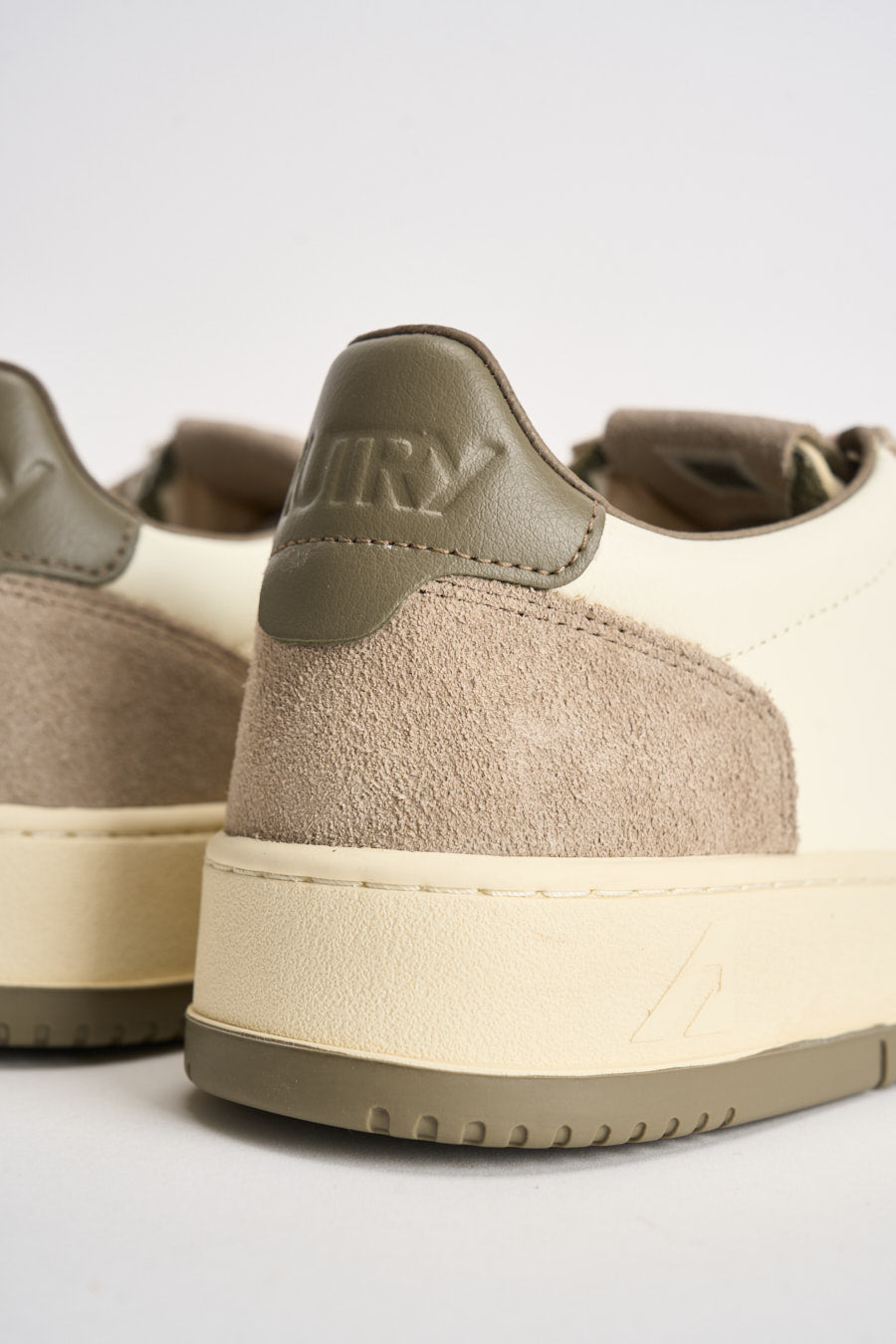 Sneakers uomo Medalist Low in suede beige e verde AULM BW07 AUTRY 