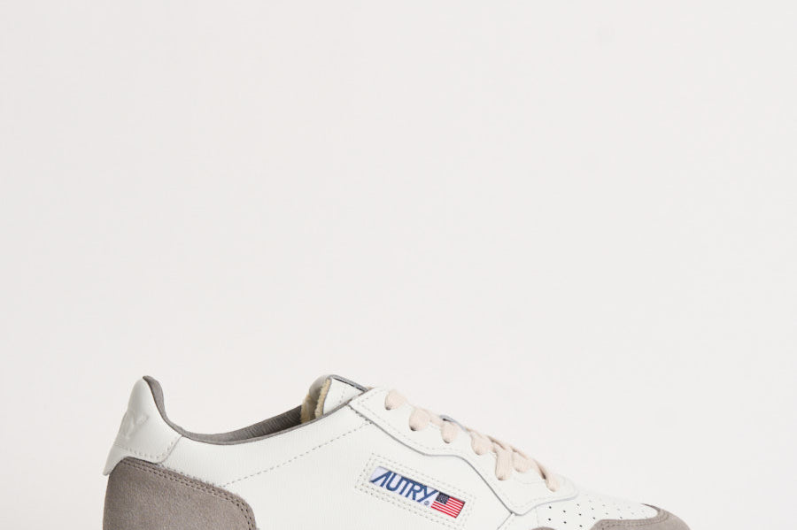 Sneakers uomo Medalist Low in suede bianca e grigia AULM FT15 AUTRY 