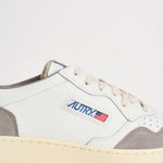Sneakers uomo Medalist Low in suede bianca e grigia AULM FT15 AUTRY 