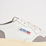 Sneakers uomo Medalist Low in suede bianca e grigia AULM FT15 AUTRY 