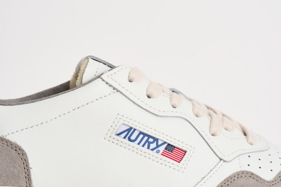 Sneakers uomo Medalist Low in suede bianca e grigia AULM FT15 AUTRY 