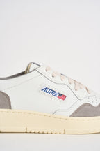 Sneakers uomo Medalist Low in suede bianca e grigia AULM FT15 AUTRY 