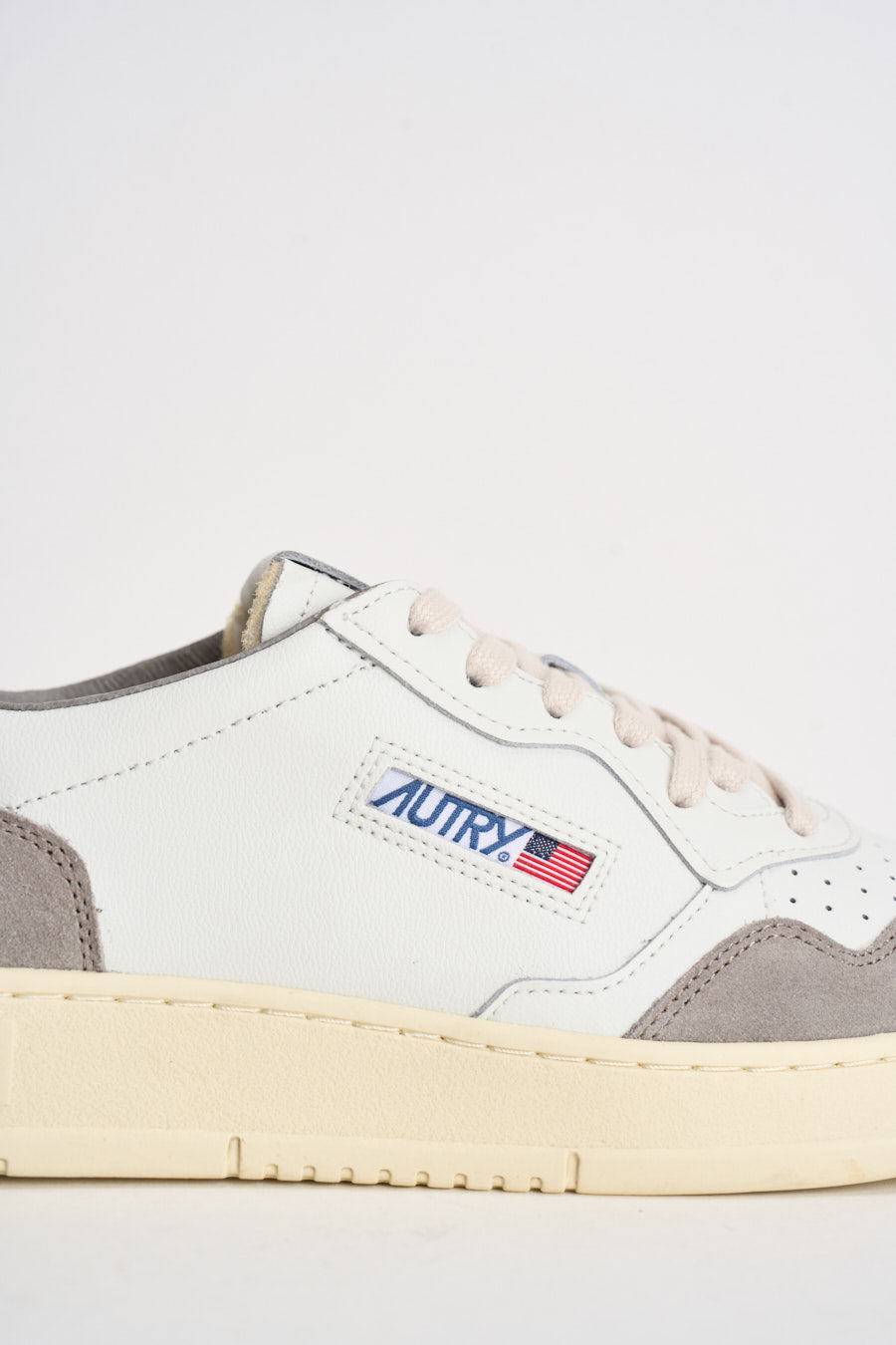 Sneakers uomo Medalist Low in suede bianca e grigia AULM FT15 AUTRY 