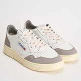 Sneakers uomo Medalist Low in suede bianca e grigia AULM FT15 AUTRY 
